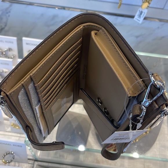 MICHAEL KORS
Jet Set Large Logo Signature Double-Zip Wristlet-Wallet-Phone Case - Picture 8 of 16